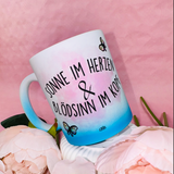 Tasse 340ml "Sonne im Herzen - Blödsinn im Kopf"  - Farbverlauf weiß/blau