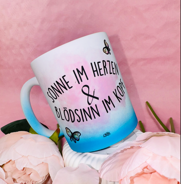 Tasse 340ml "Sonne im Herzen - Blödsinn im Kopf"  - Farbverlauf weiß/blau
